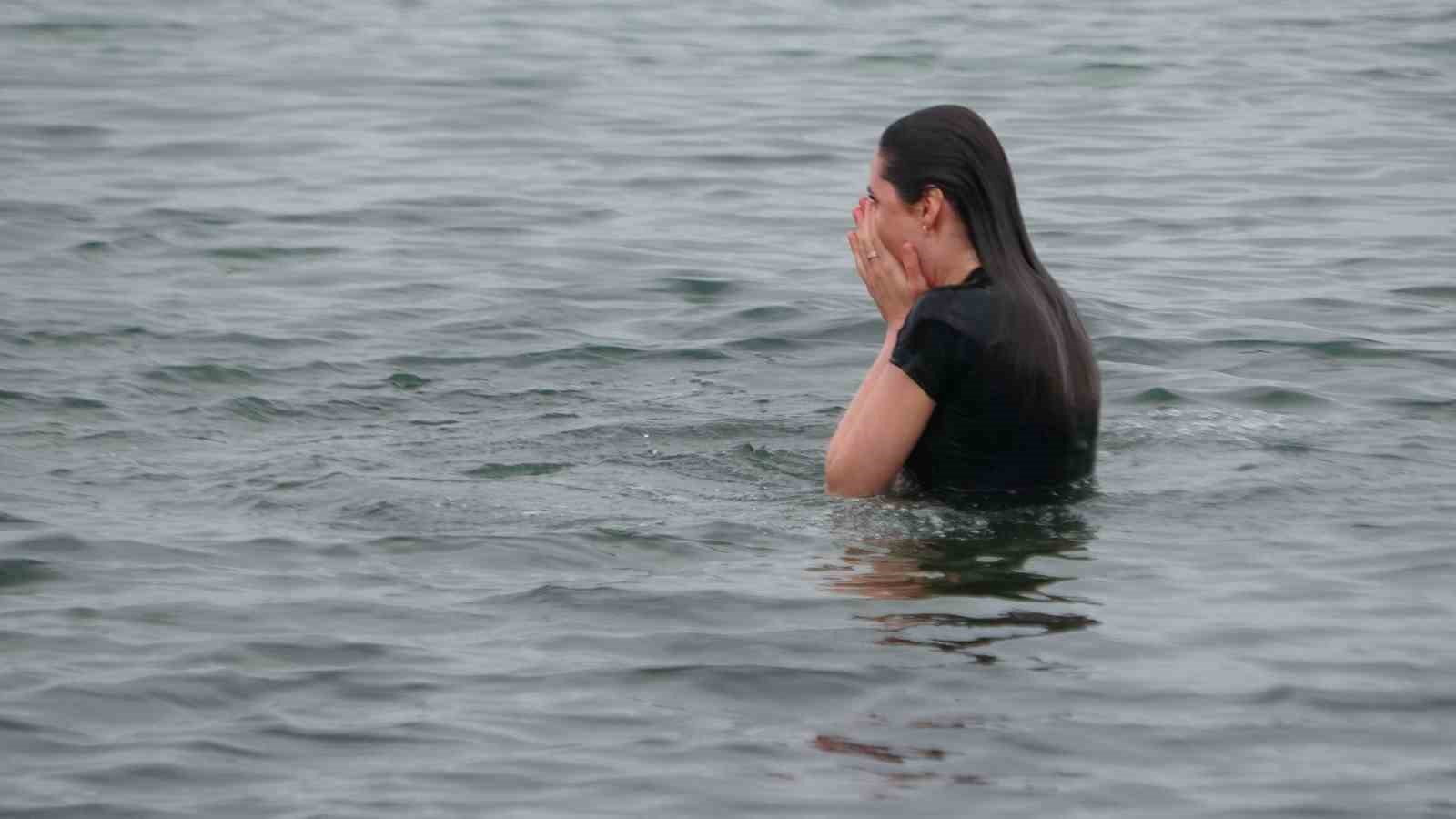 Dondurucu soğukta Van Gölü’nde yüzdüler
