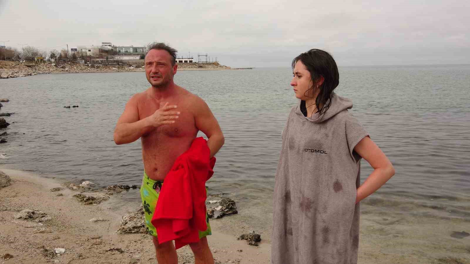 Dondurucu soğukta Van Gölü’nde yüzdüler
