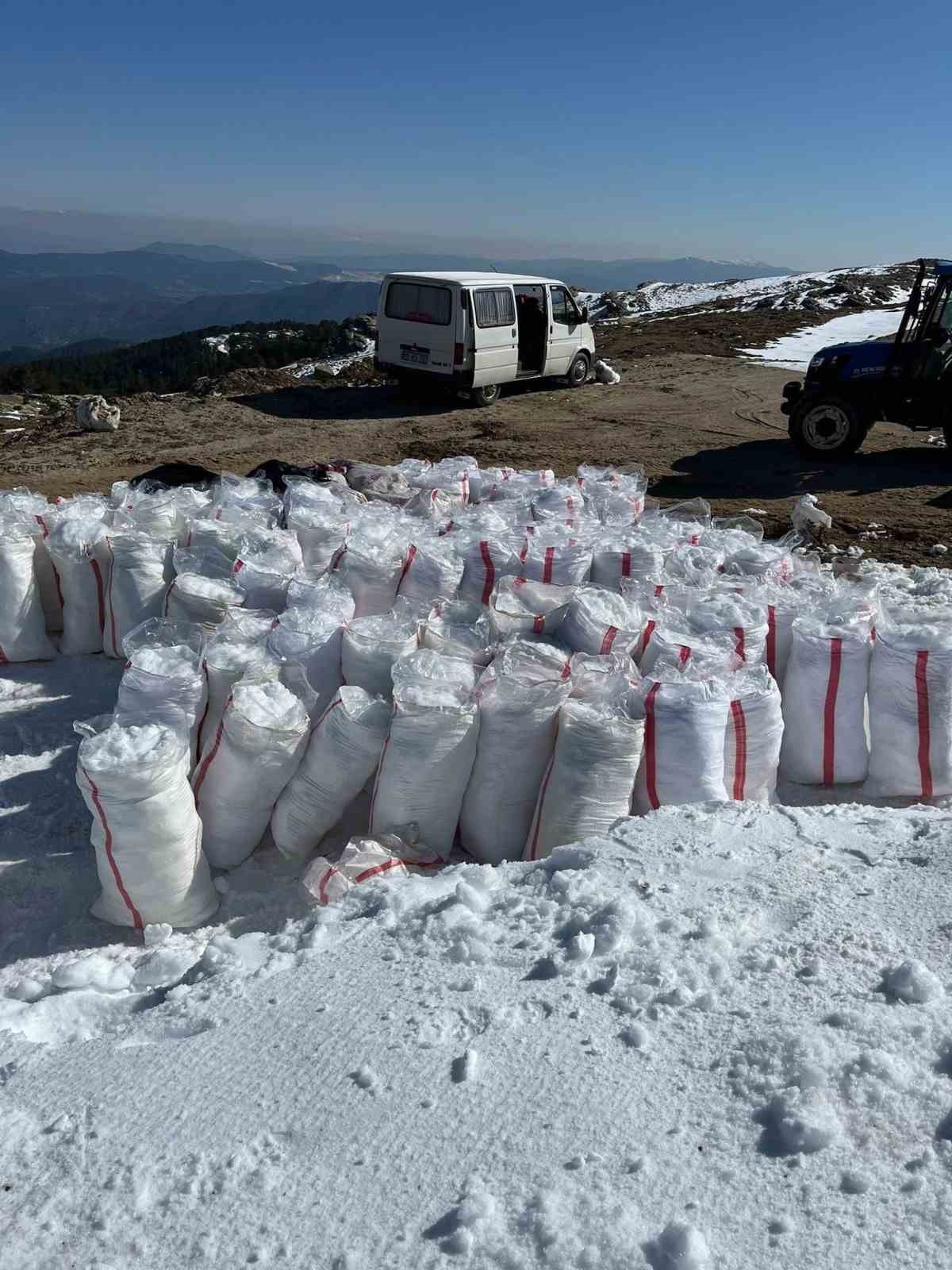 Dondurucu zirvede toplanan kar, yazın serinleten lezzete dönüşüyor
