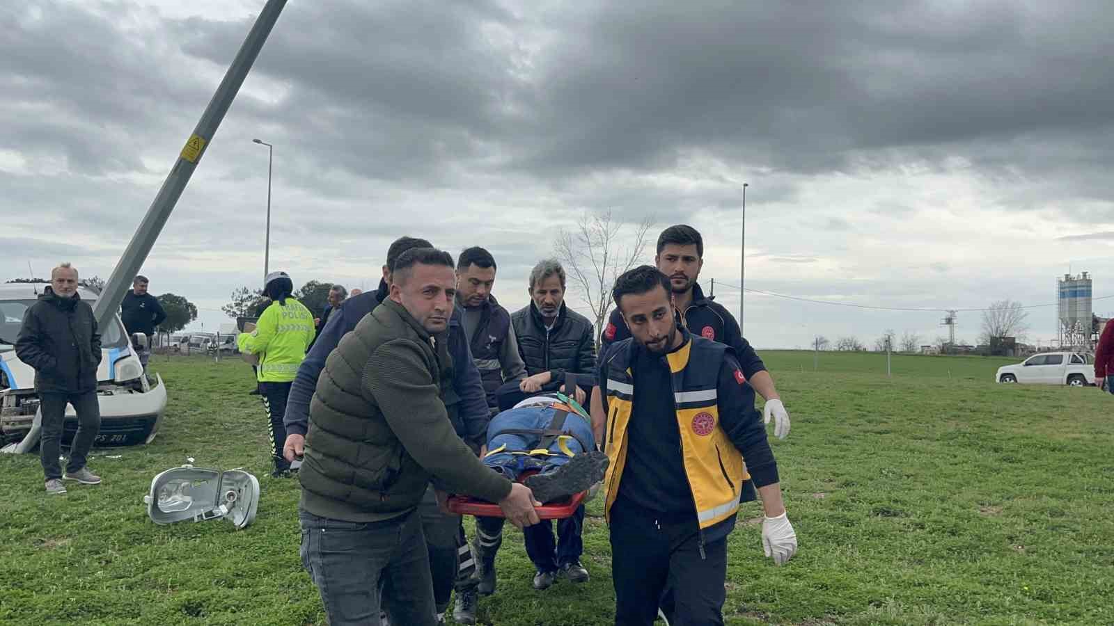 Dönel kavşakta direğe çarpan aracın sürücüsü yaralandı
