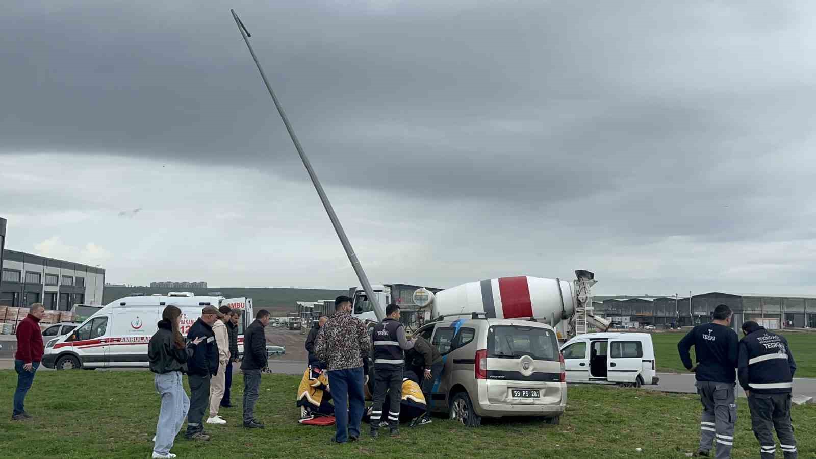 Dönel kavşakta direğe çarpan aracın sürücüsü yaralandı
