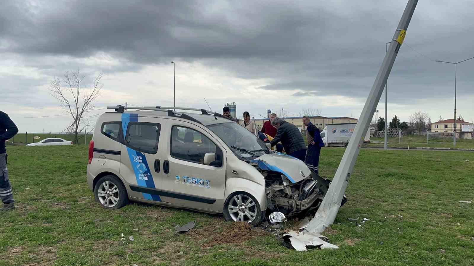 Dönel kavşakta direğe çarpan aracın sürücüsü yaralandı
