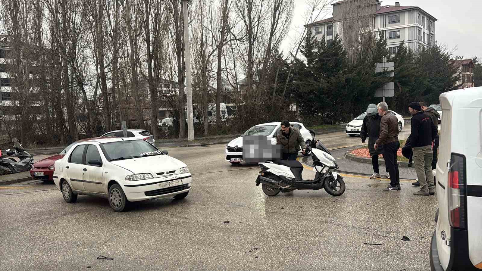 Dönel kavşakta motosiklet ile otomobil çarpıştı
