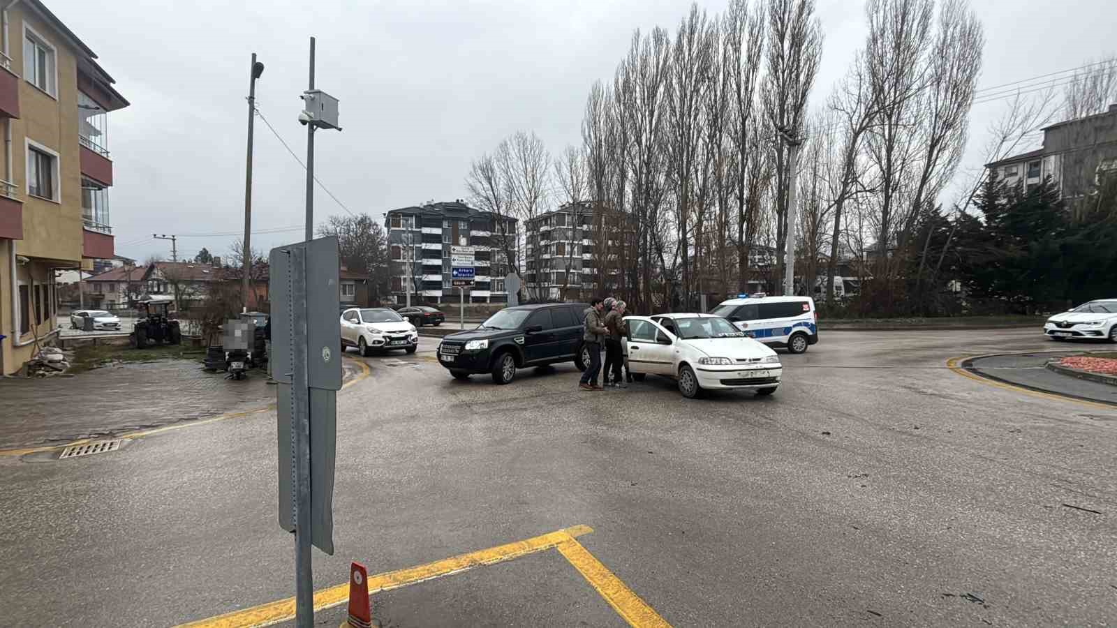 Dönel kavşakta motosiklet ile otomobil çarpıştı
