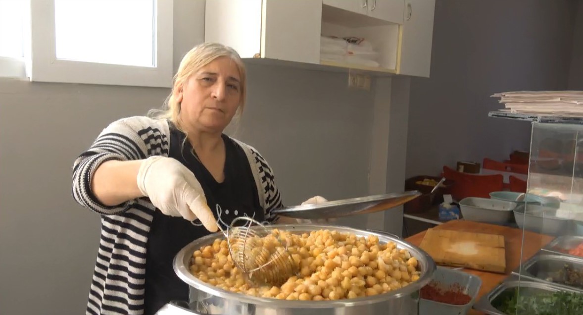 Döneri ile meşhur Hatay’da nohut dürümcü kadın vatandaşların damak lezzetini değiştirdi
Döneri ile meşhur Hatay’da nohut dürümcü kadın vatandaşların damak lezzetini değiştirdi
