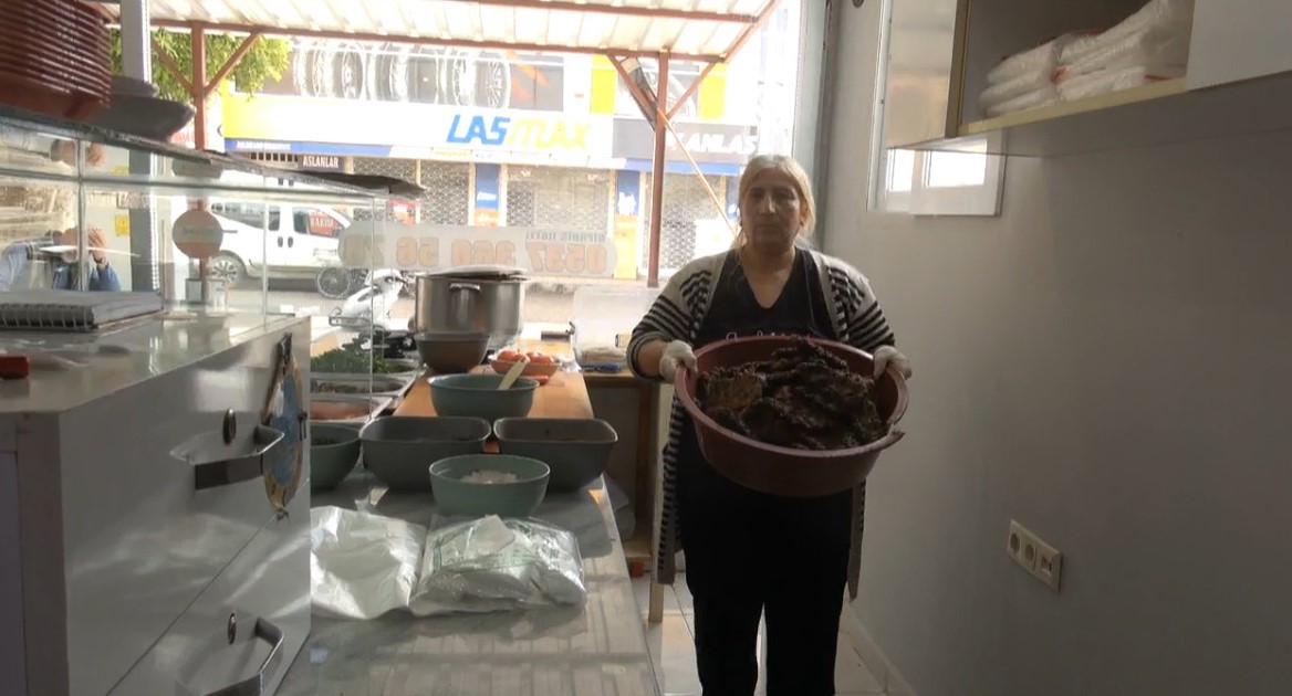 Döneri ile meşhur Hatay’da nohut dürümcü kadın vatandaşların damak lezzetini değiştirdi
Döneri ile meşhur Hatay’da nohut dürümcü kadın vatandaşların damak lezzetini değiştirdi