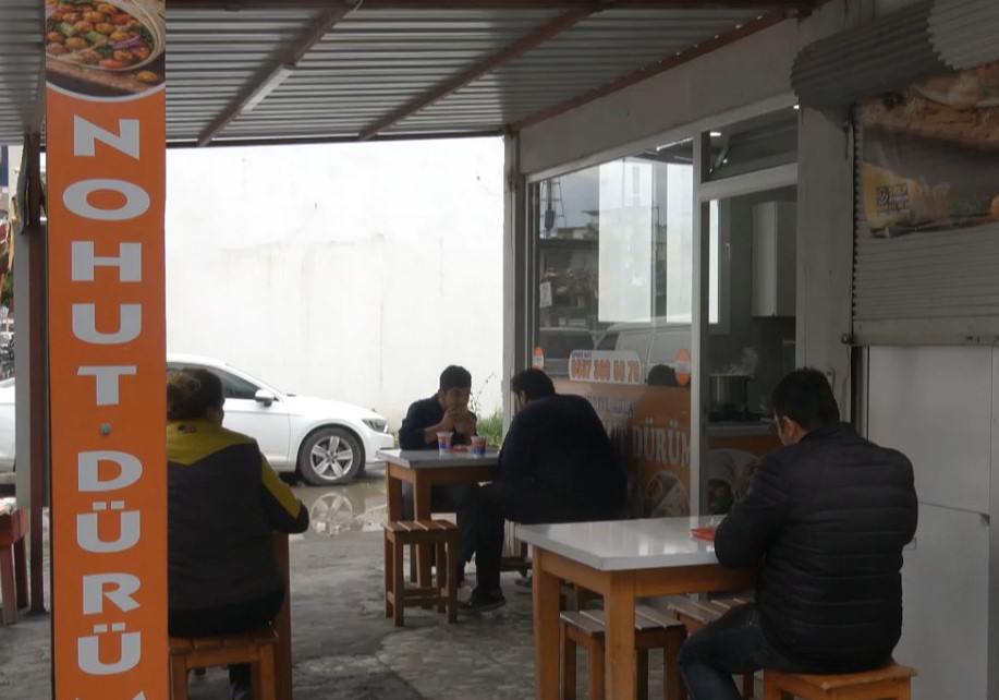 Döneri ile meşhur Hatay’da nohut dürümcü kadın vatandaşların damak lezzetini değiştirdi
Döneri ile meşhur Hatay’da nohut dürümcü kadın vatandaşların damak lezzetini değiştirdi