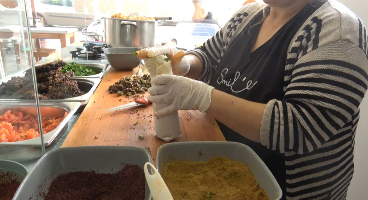 Döneri ile meşhur Hatay’da nohut dürümcü kadın vatandaşların damak lezzetini değiştirdi
Döneri ile meşhur Hatay’da nohut dürümcü kadın vatandaşların damak lezzetini değiştirdi