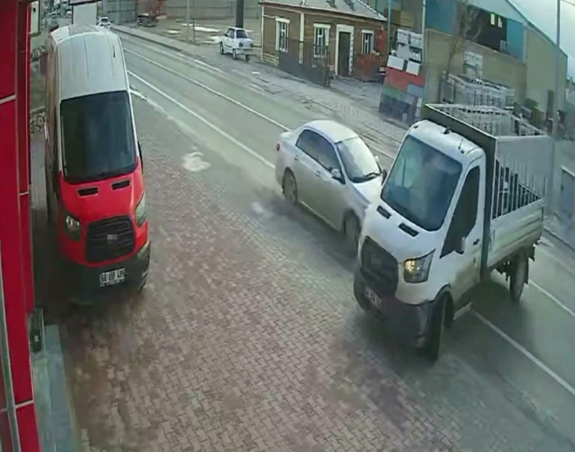 Dönüş yapmak isteyen kamyonete otomobil çarptı: 1 yaralı
