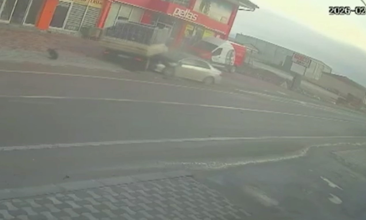 Dönüş yapmak isteyen kamyonete otomobil çarptı: 1 yaralı
