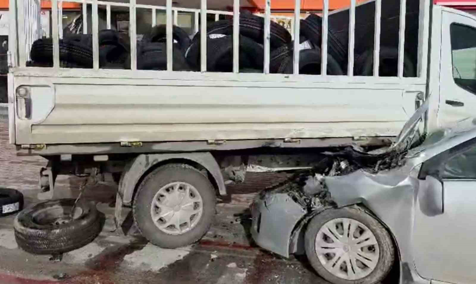 Dönüş yapmak isteyen kamyonete otomobil çarptı: 1 yaralı
