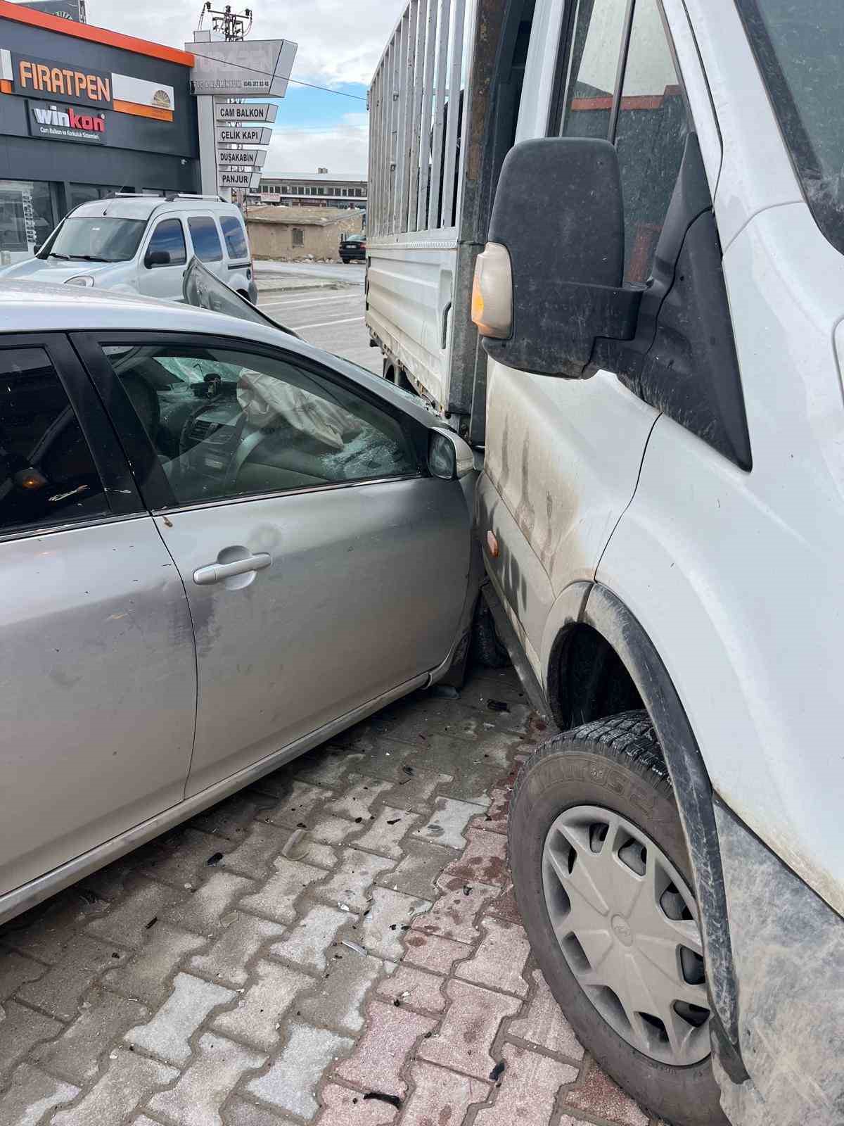 Dönüş yapmak isteyen kamyonete otomobil çarptı: 1 yaralı
