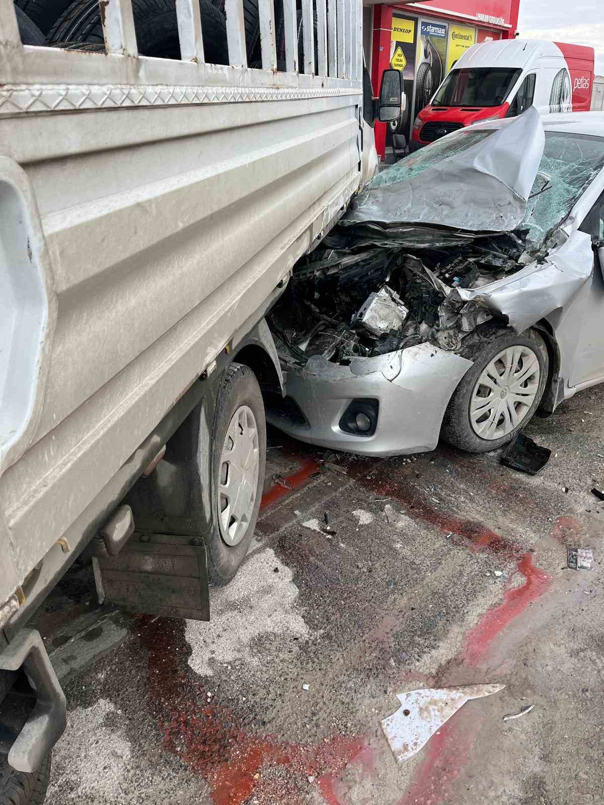 Dönüş yapmak isteyen kamyonete otomobil çarptı: 1 yaralı
