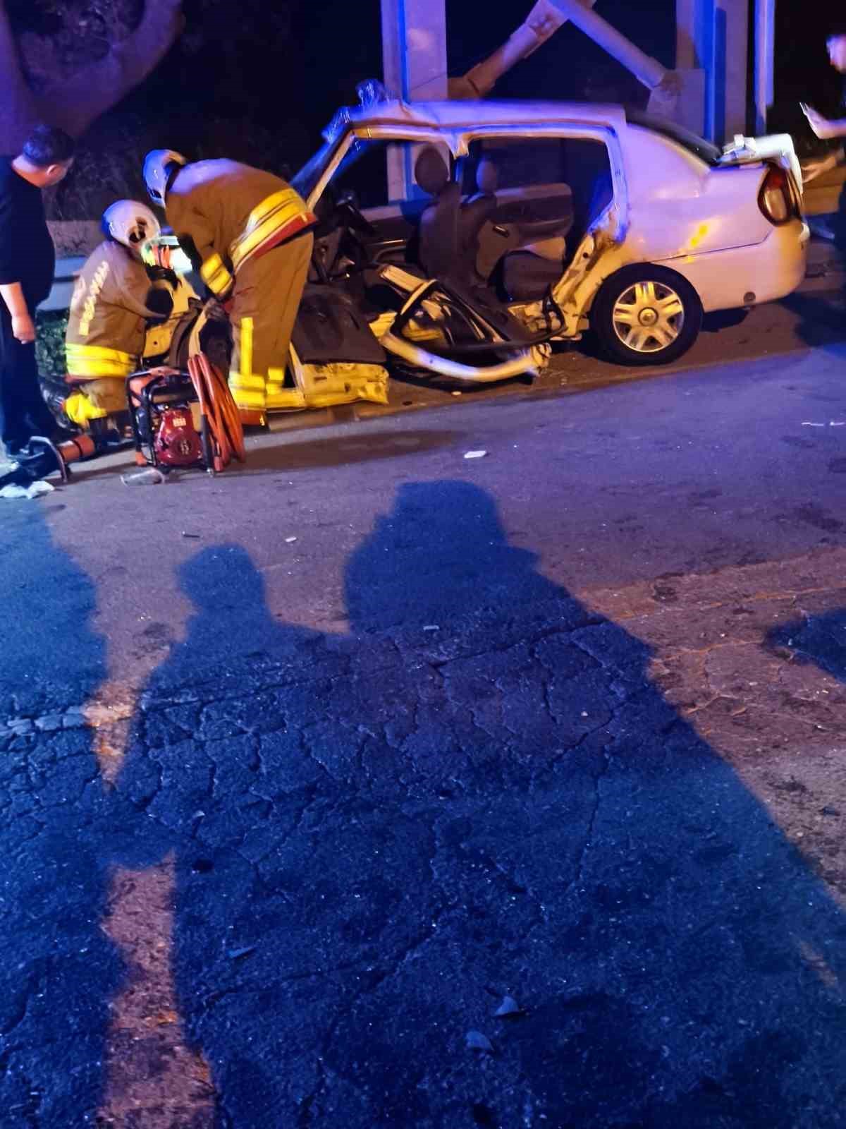 Dönüş yapmak isteyen otomobile hafif ticari aracın ok gibi saplandığı kaza kamerada
