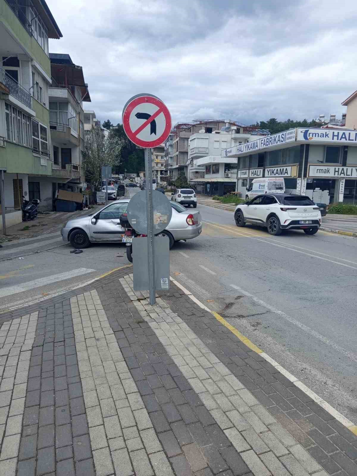 Dönüş yasağına uymayan otomobile motosiklet çarptı: 2 yaralı
