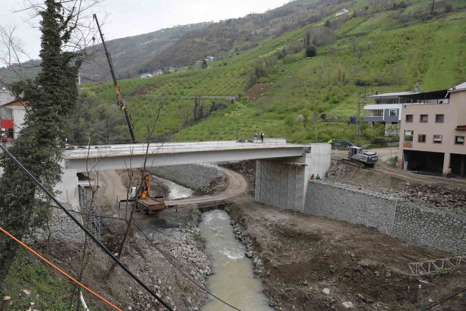 Dörtyol-Akpınar-Erikli ulaşım bağlantısını güçlendiren köprüde sona gelindi

