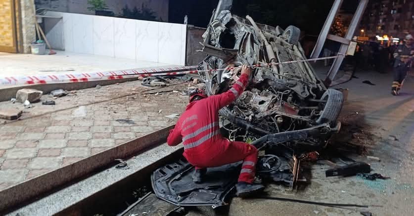 Dörtyol’da aydınlatma direğine çarpan araç hurdaya döndü: 2 yaralı
