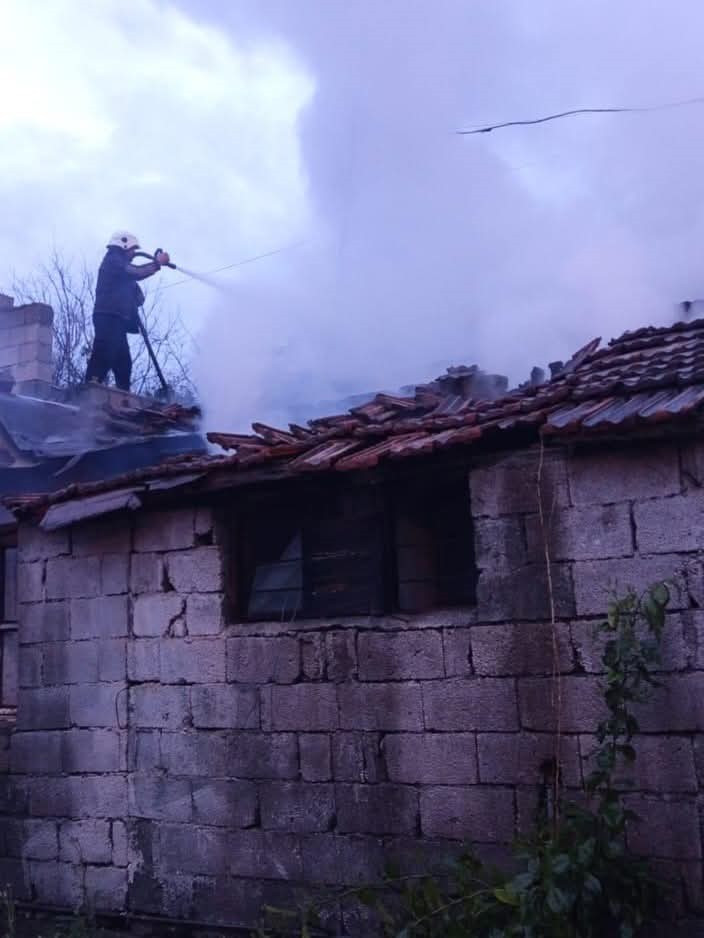 Dörtyol’da metruk bina yangını
