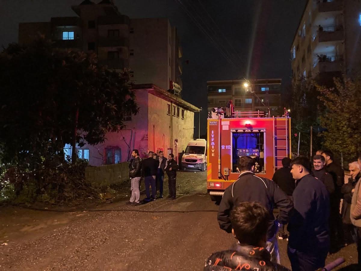 Dörtyol’da metruk bina yangını
