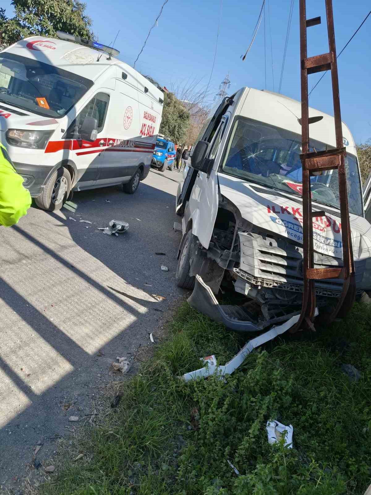 Dörtyol’da öğrenci servisi elektrik direğine çarptı: 4 yaralı
