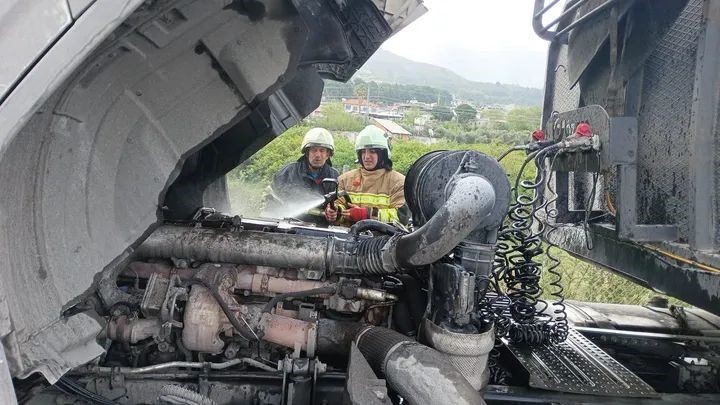 Dörtyol’da tırın motorunda yangın çıktı
