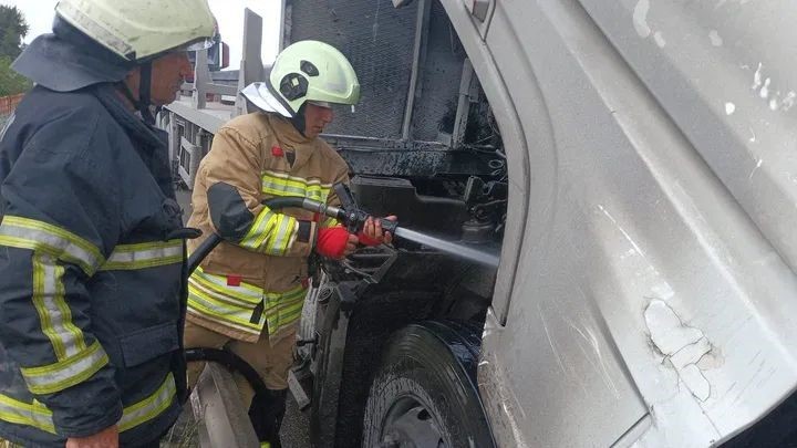Dörtyol’da tırın motorunda yangın çıktı
