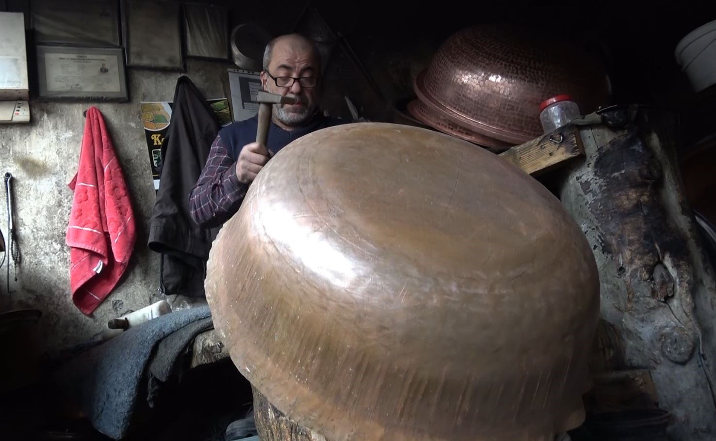 Dövme bakır kazanlar geleneksel yöntemlerle hazırlanıyor
