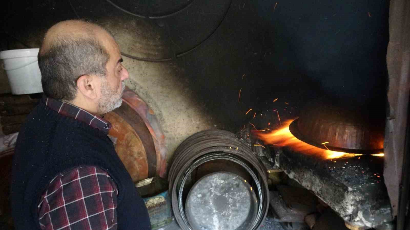 Dövme bakır kazanlar geleneksel yöntemlerle hazırlanıyor
