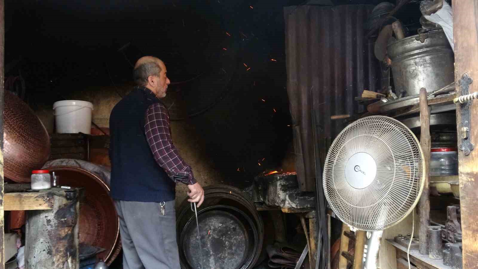 Dövme bakır kazanlar geleneksel yöntemlerle hazırlanıyor

