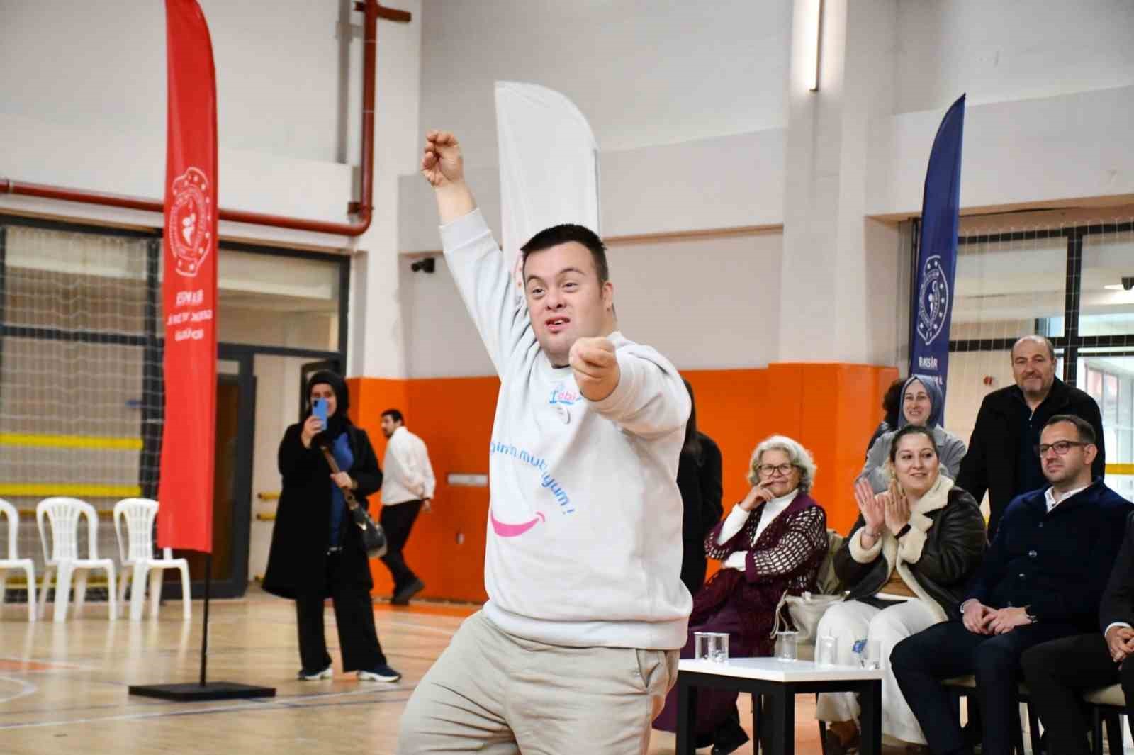 Down sendromlu gençler sporda becerilerini sergiledi
