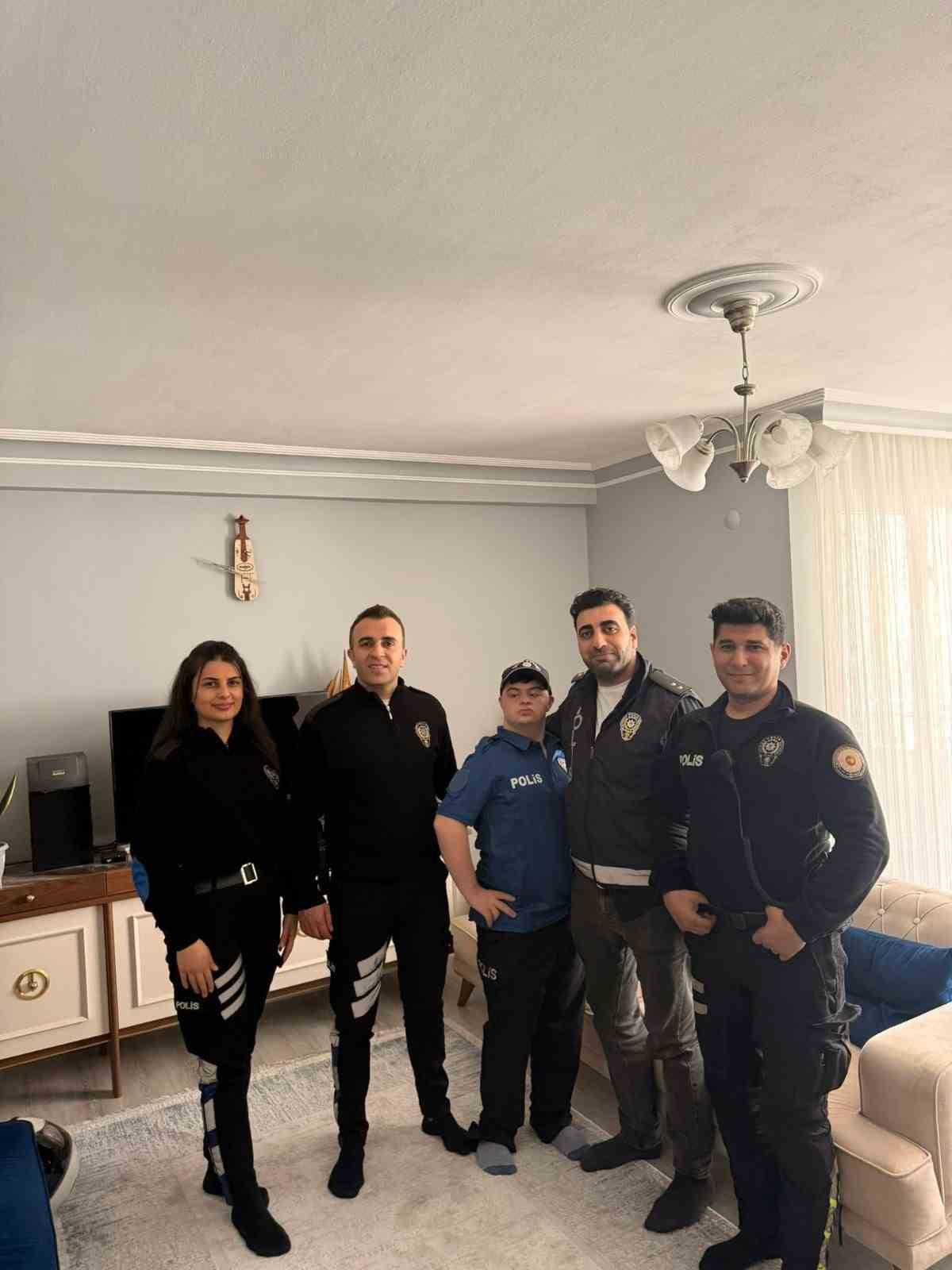 Down sendromlu Melik’e polis ekiplerinden doğum günü sürprizi
