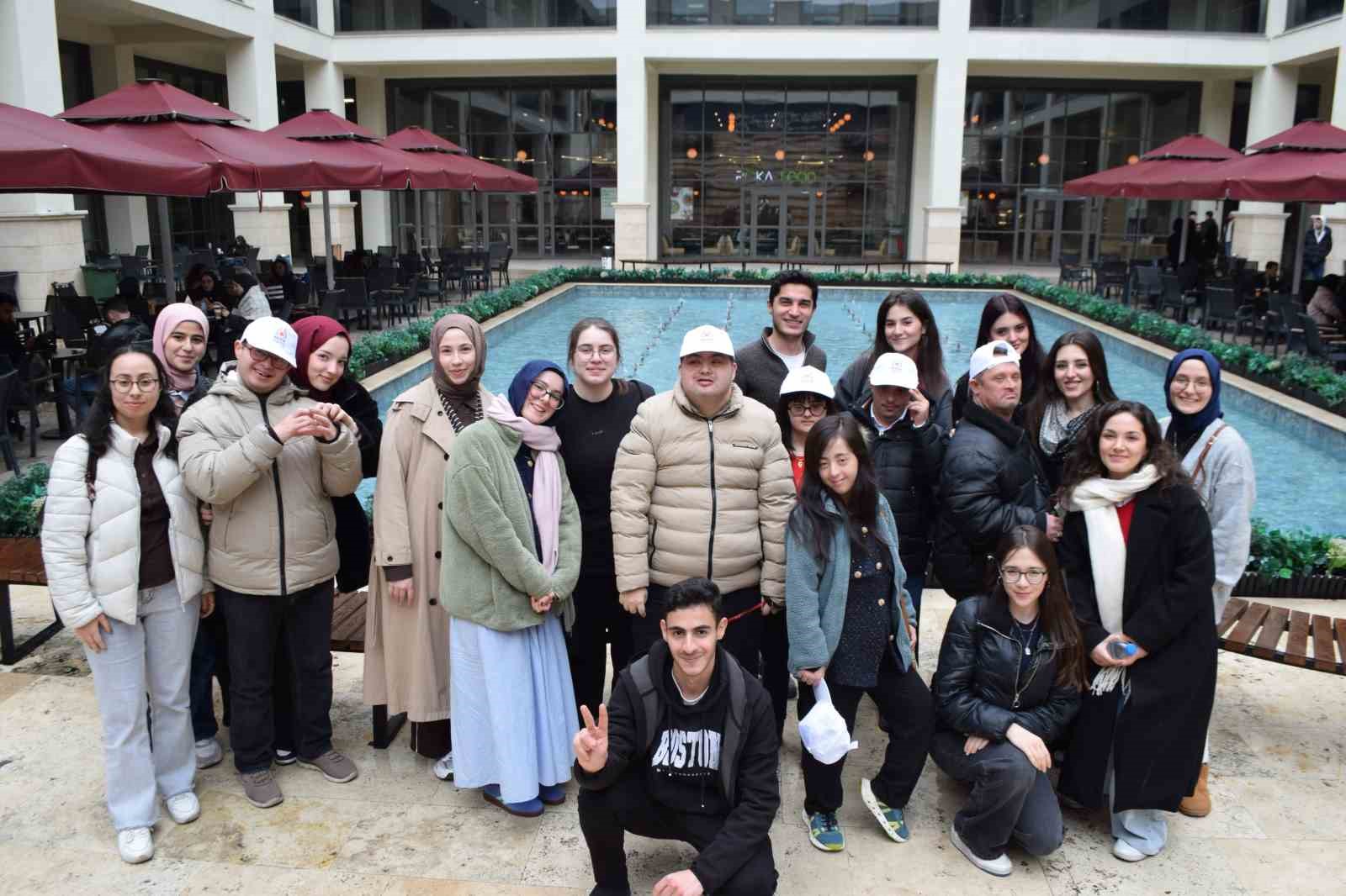 Down sendromu olan gençler ergoterapi öğrencileriyle kampüs deneyimi yaşadı
