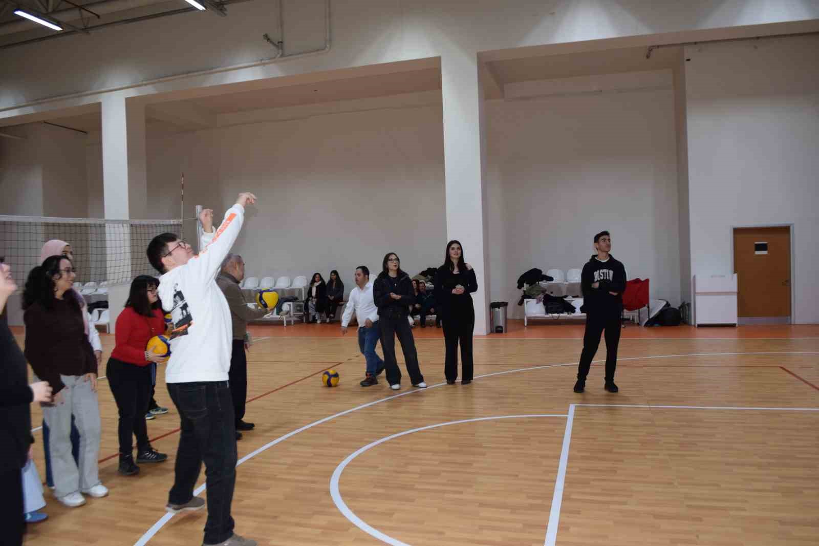 Down sendromu olan gençler ergoterapi öğrencileriyle kampüs deneyimi yaşadı
