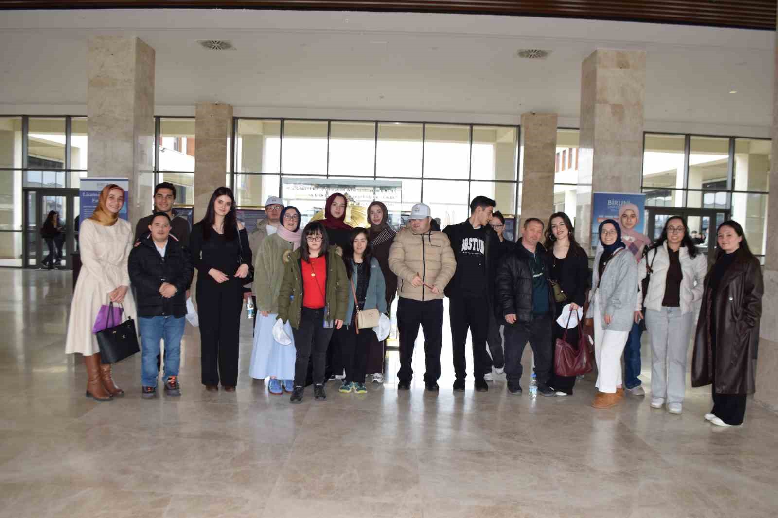 Down sendromu olan gençler ergoterapi öğrencileriyle kampüs deneyimi yaşadı
