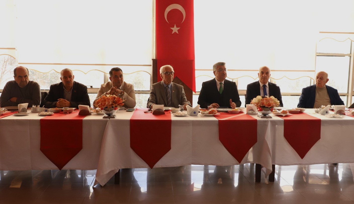 DPÜ Rektörü Kızıltoprak gazetecilerle bir araya geldi
