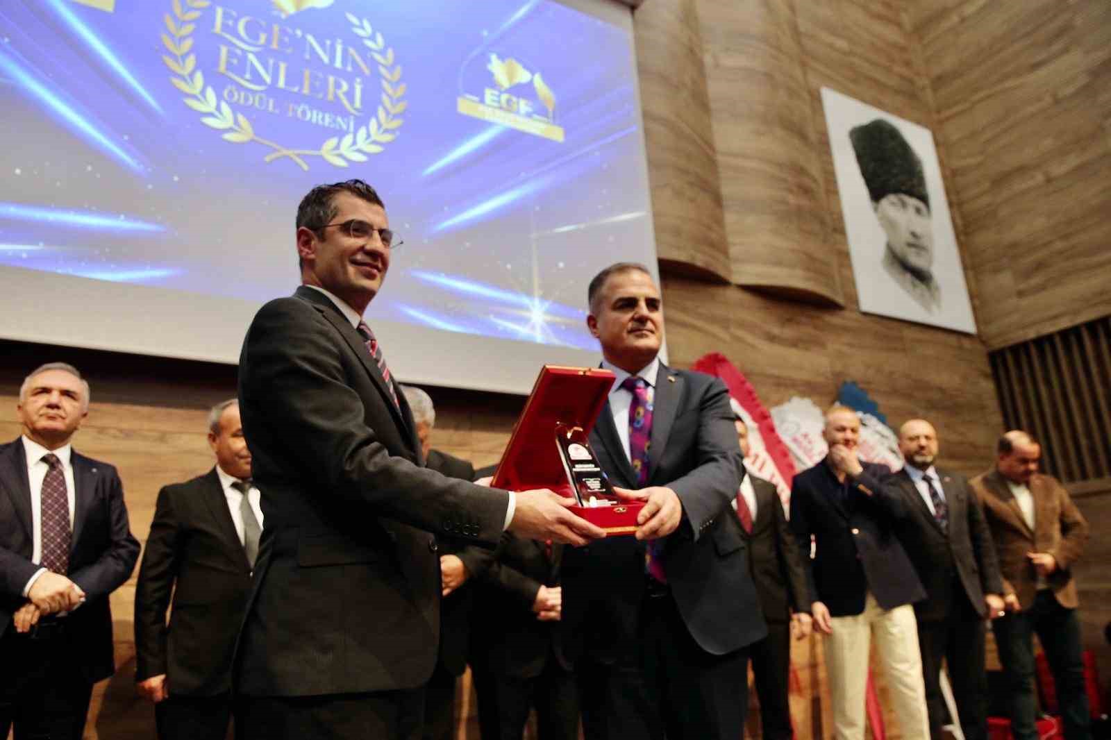 DSO Başkanı Selim Kasapoğlu’na ‘En Başarılı İş İnsanı’ ödülü
DSO Başkanı Selim Kasapoğlu’na ‘En Başarılı İş İnsanı’ ödülü