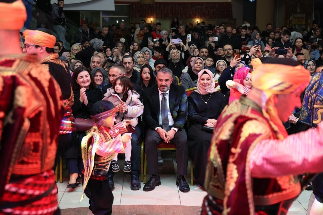 Dualar, ilahiler ve ezgilerle Pursaklar’da Ramazan başladı
Dualar, ilahiler ve ezgilerle Pursaklar’da Ramazan başladı