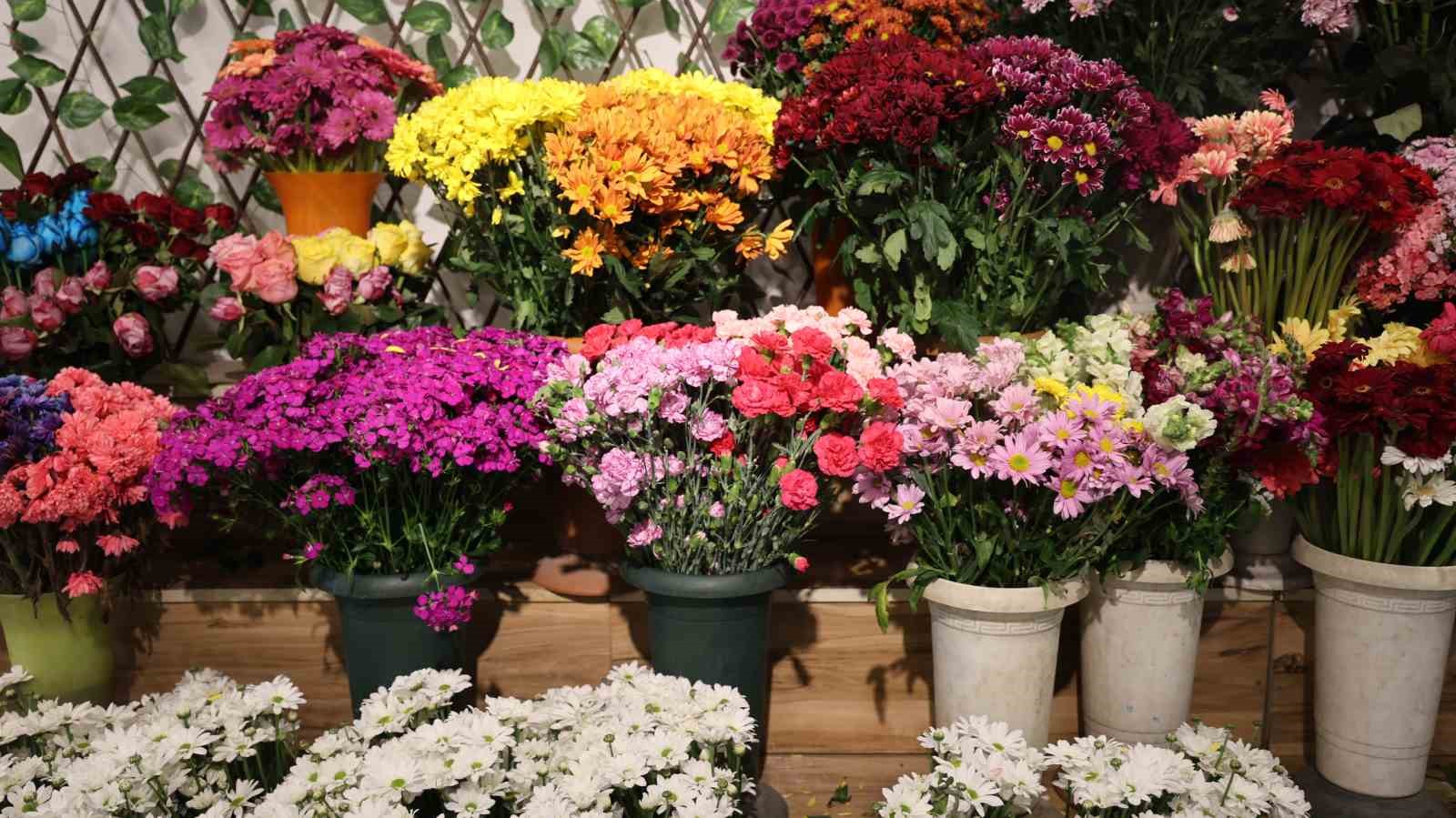 Düğün sezonu öncesi çiçekçilerde yoğun mesai
