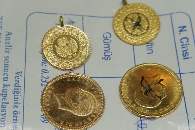 Düğünlerde çeyrek altının yerini gram altın ve nakit para aldı
Düğünlerde çeyrek altının yerini gram altın ve nakit para aldı