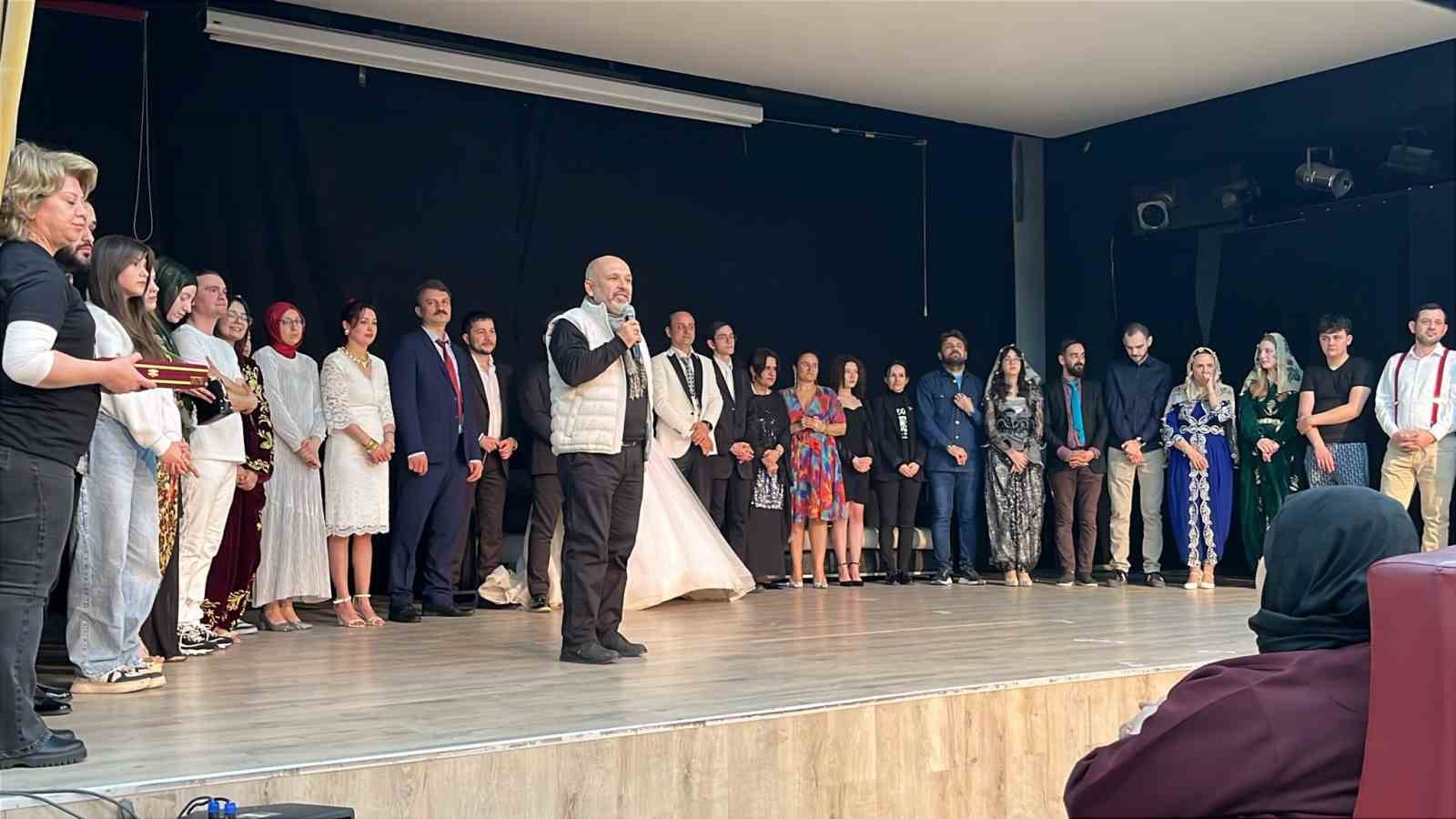 "Düğünümüz var Kütahya" tiyatro oyunu büyük beğeni aldı
