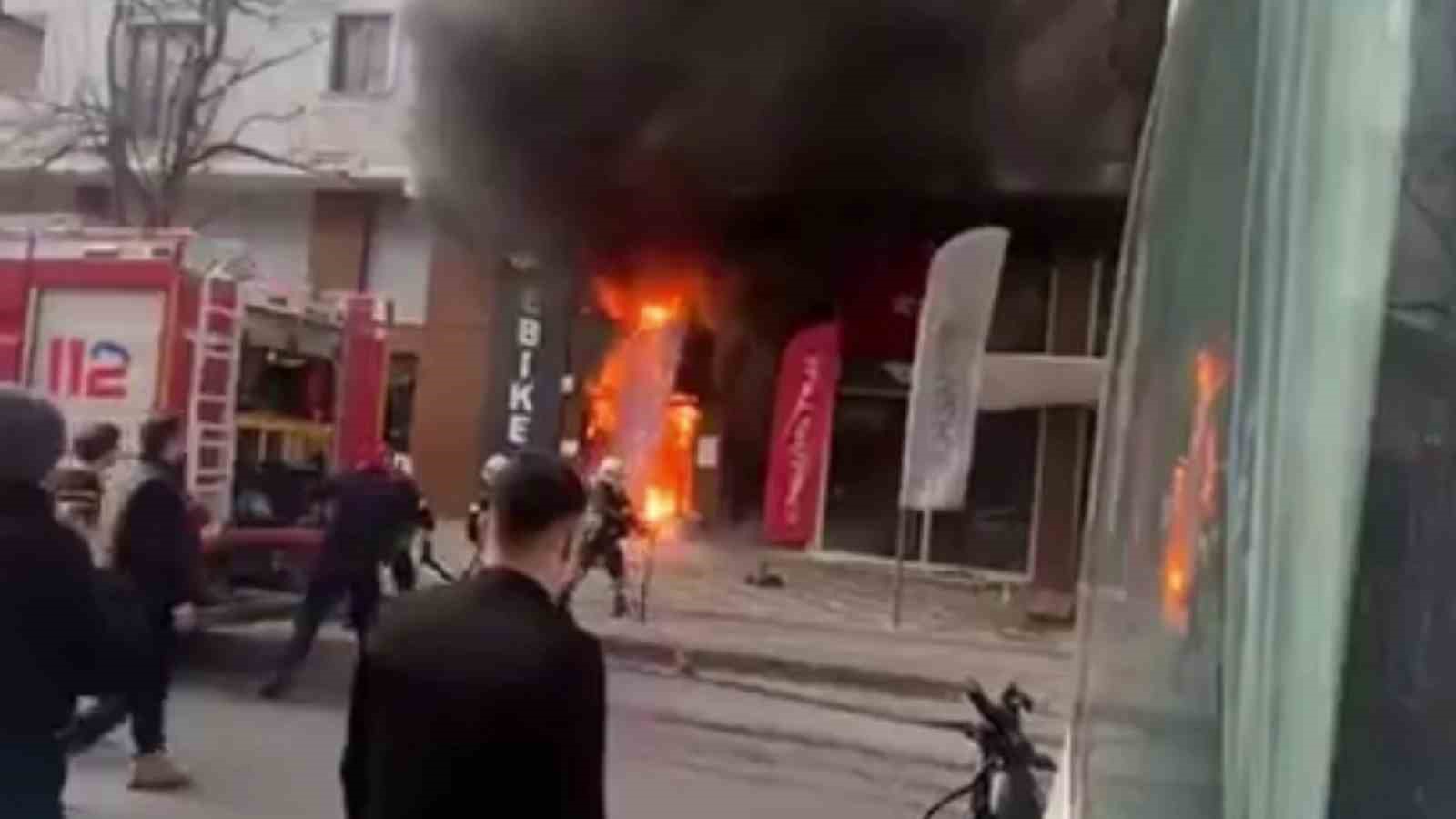 Dükkan önünde başlayan yangın akülerin patlamasıyla büyüdü
