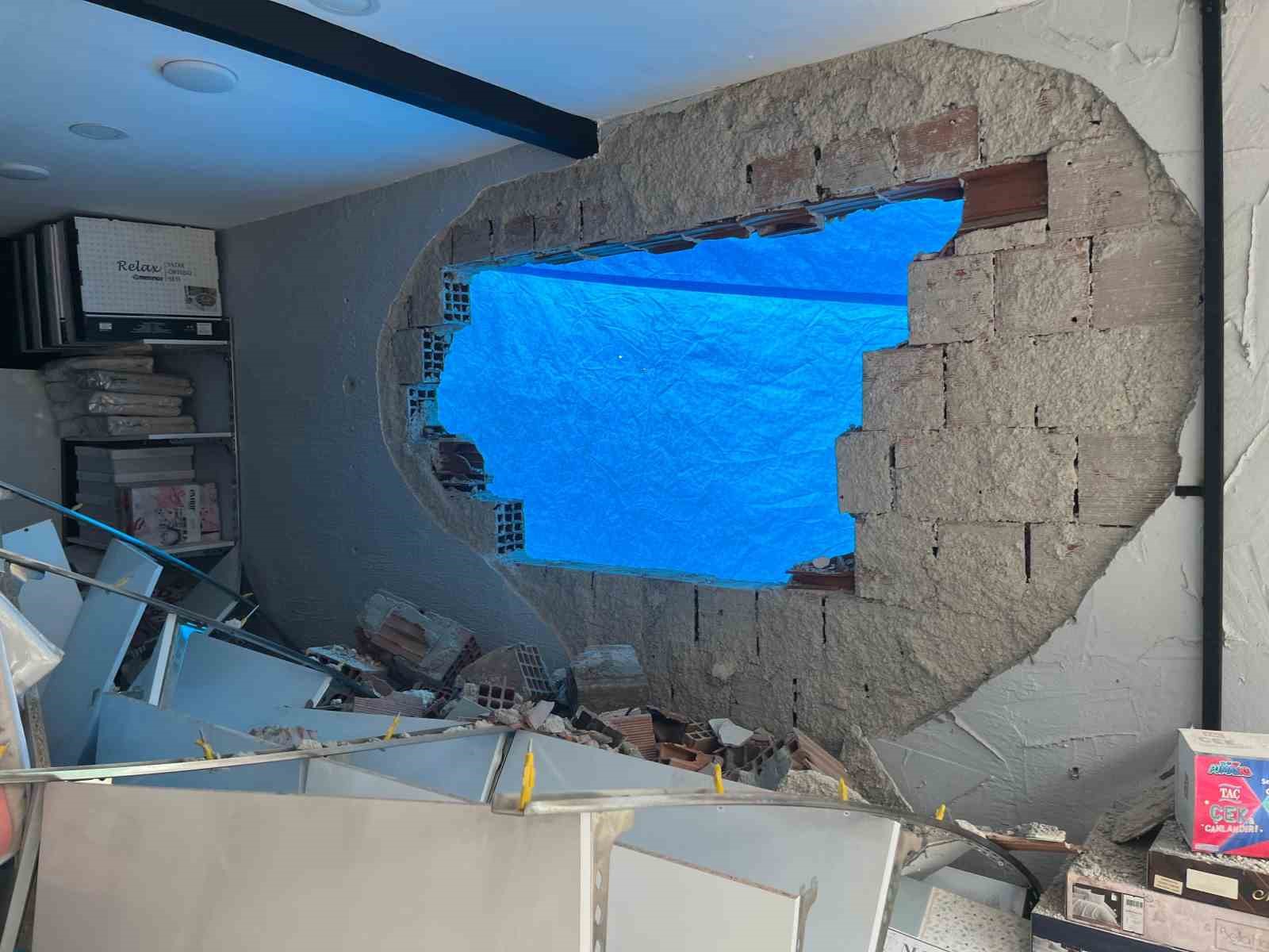 Dükkanı yıkılan esnafa ’brandalı’ çözüm
