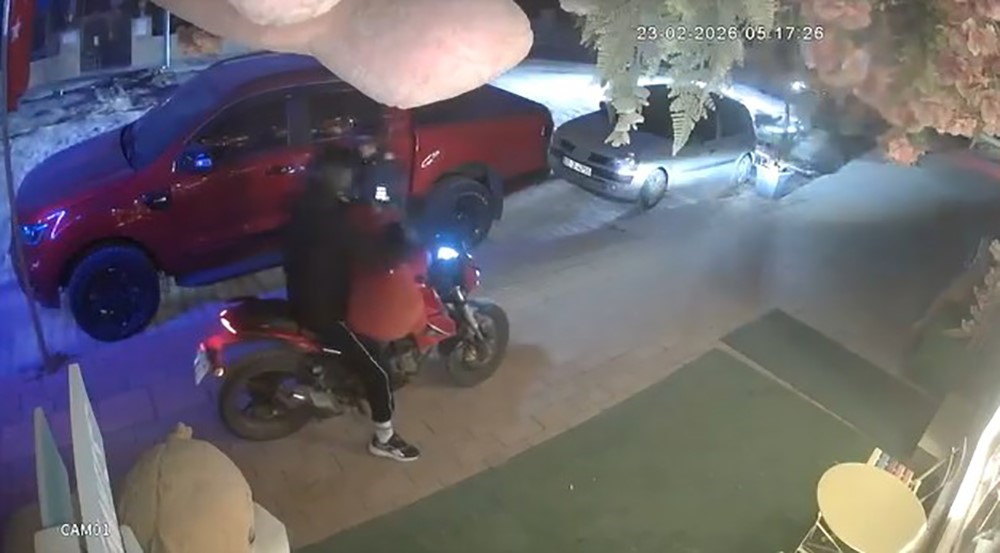 Dükkanın önündeki oyuncak ayıyı çaldılar
