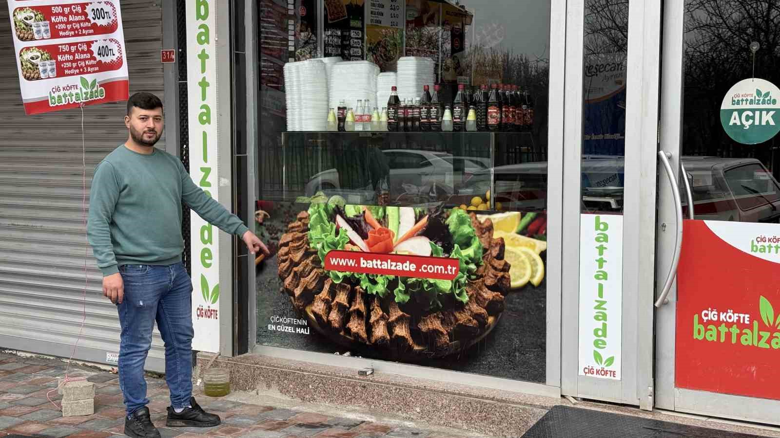 Dükkanın önündeki sigara paketini çaldı
