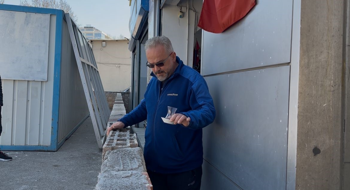 Dükkanın önüne duvar ördü, kiracısı isyan etti: "Bizi açık cezaevine çevirdi"
