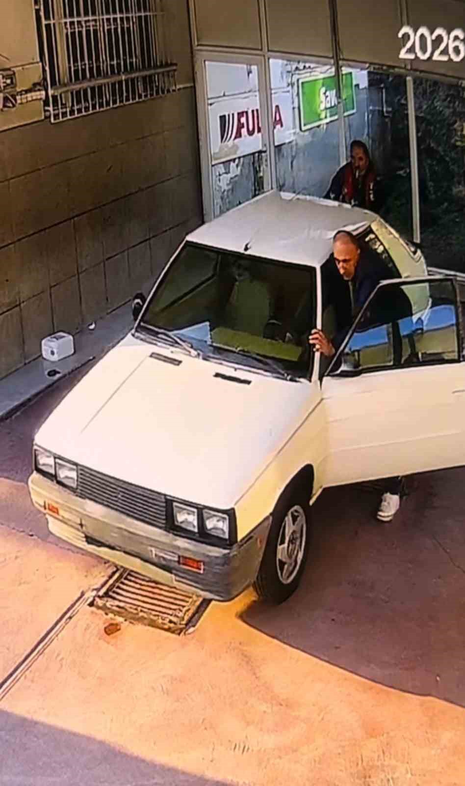 Dükkanın önüne duvar ördü, kiracısı isyan etti: "Bizi açık cezaevine çevirdi"
