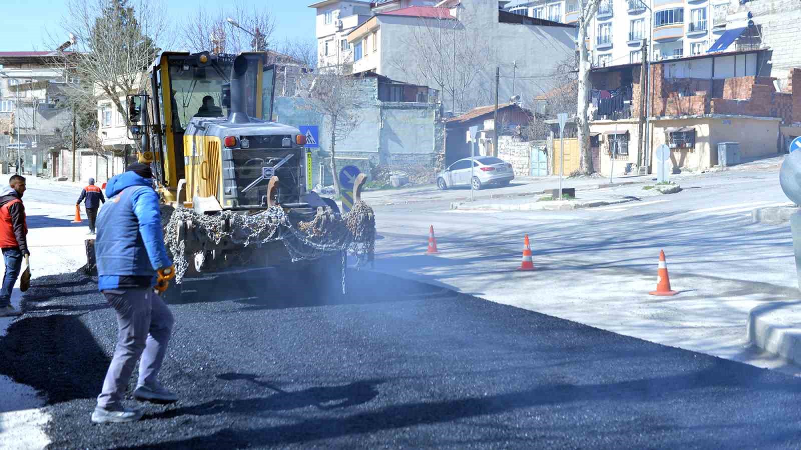 Dulkadiroğlu’nda sürüş konforu için Büyükşehir’den müdahale
Dulkadiroğlu’nda sürüş konforu için Büyükşehir’den müdahale