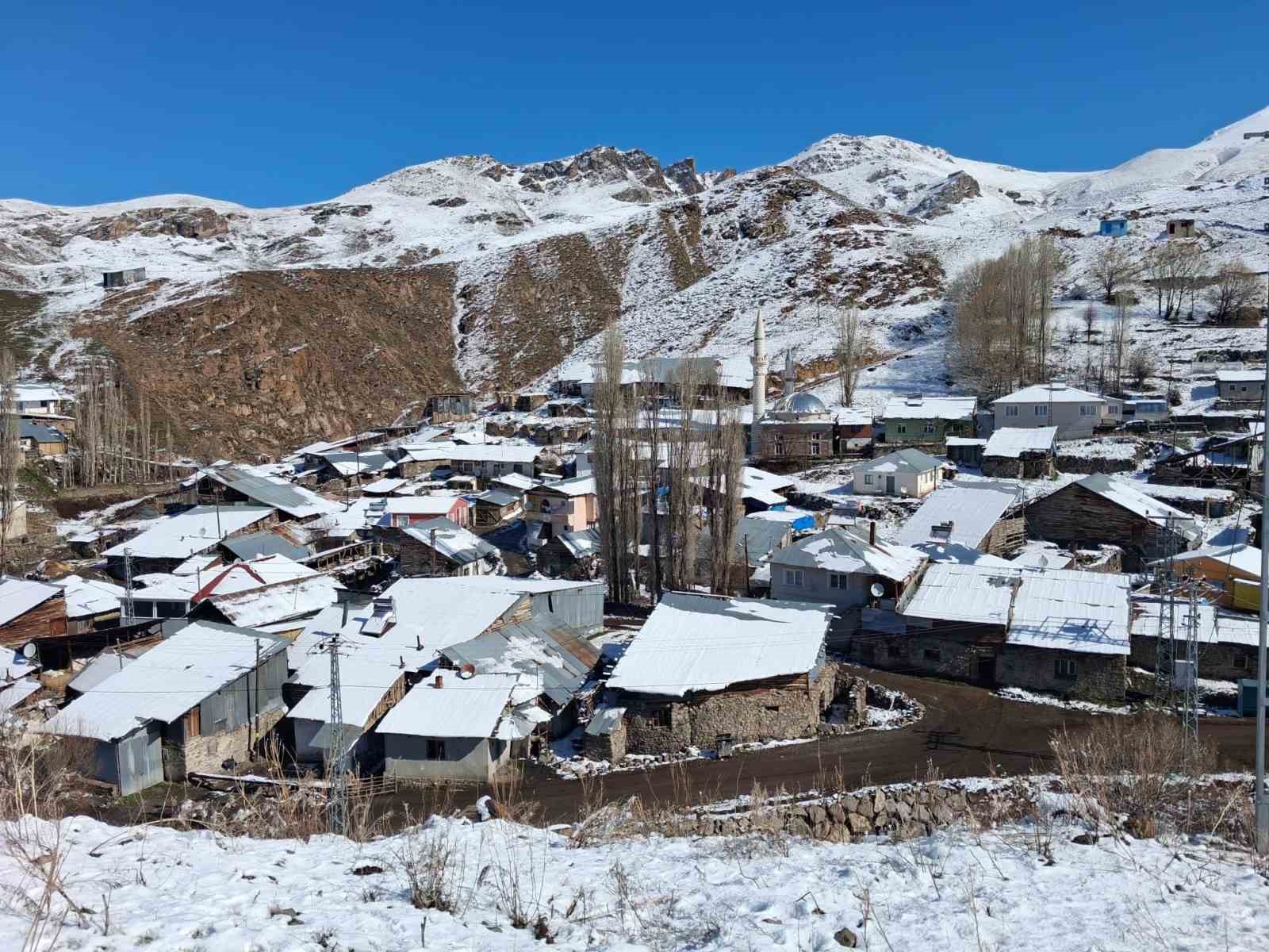 Dümbüllü Deresi’nde Nisan karı sürprizi
