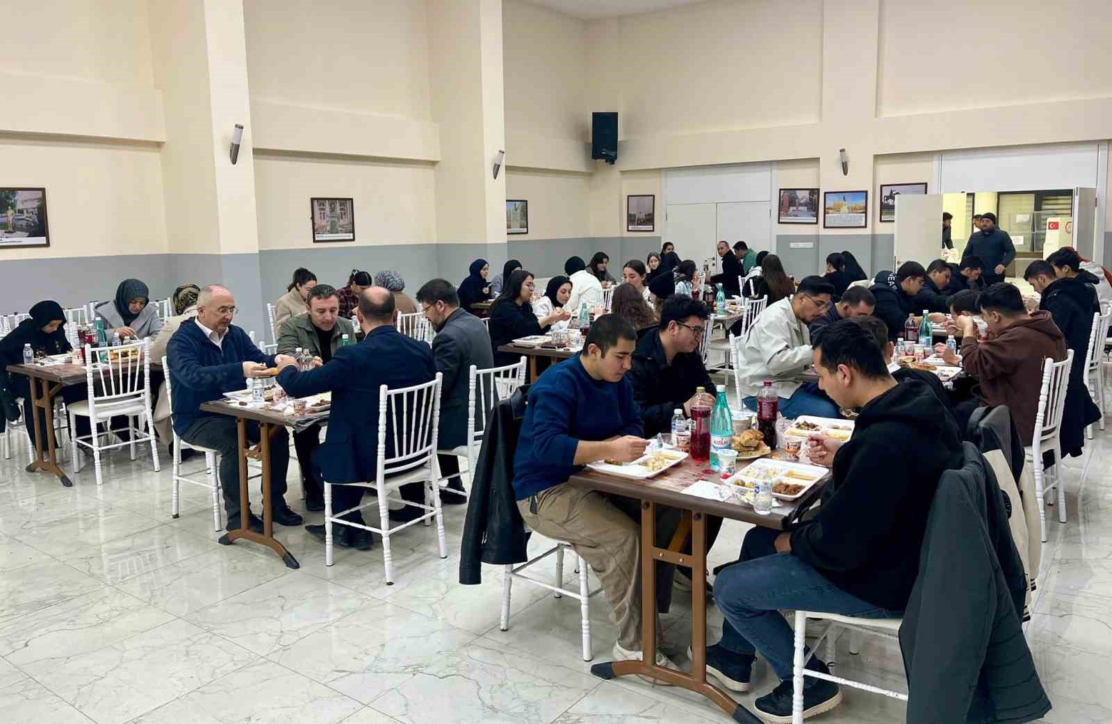 Dumlupınar Kaymakamı Teltik, iftar bereketini üniversite öğrencileriyle paylaştı
