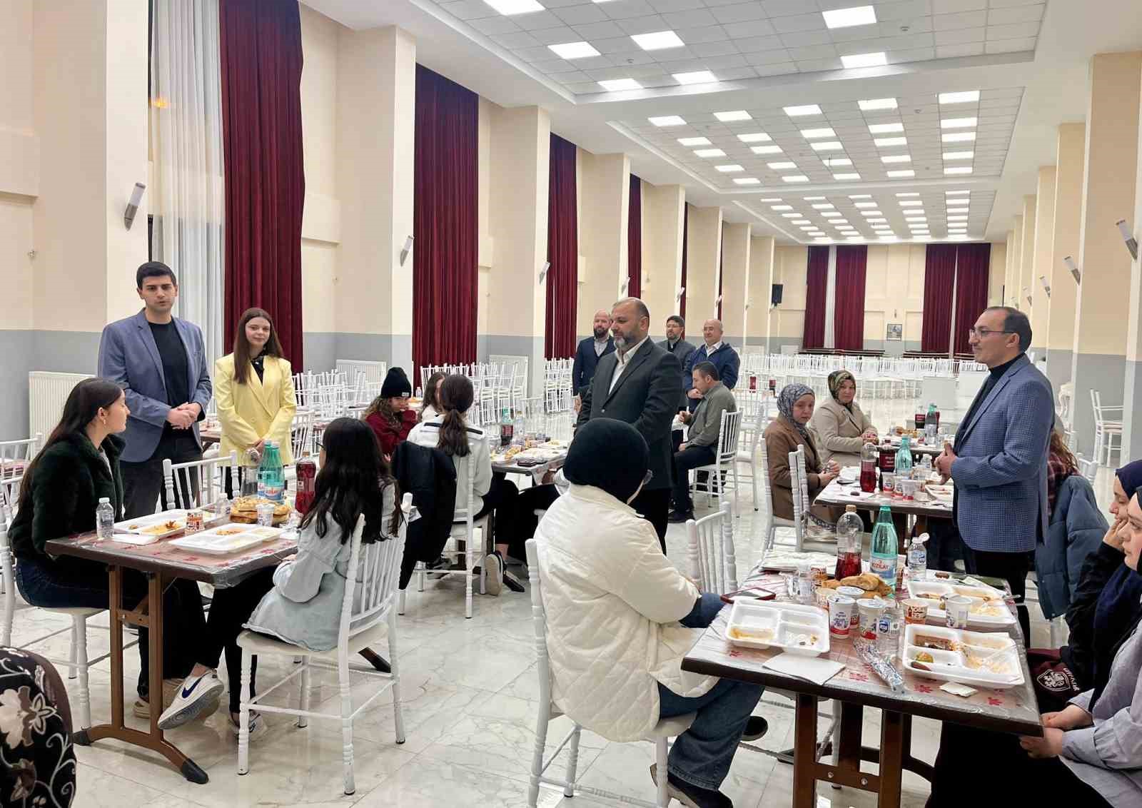 Dumlupınar Kaymakamı Teltik, iftar bereketini üniversite öğrencileriyle paylaştı
